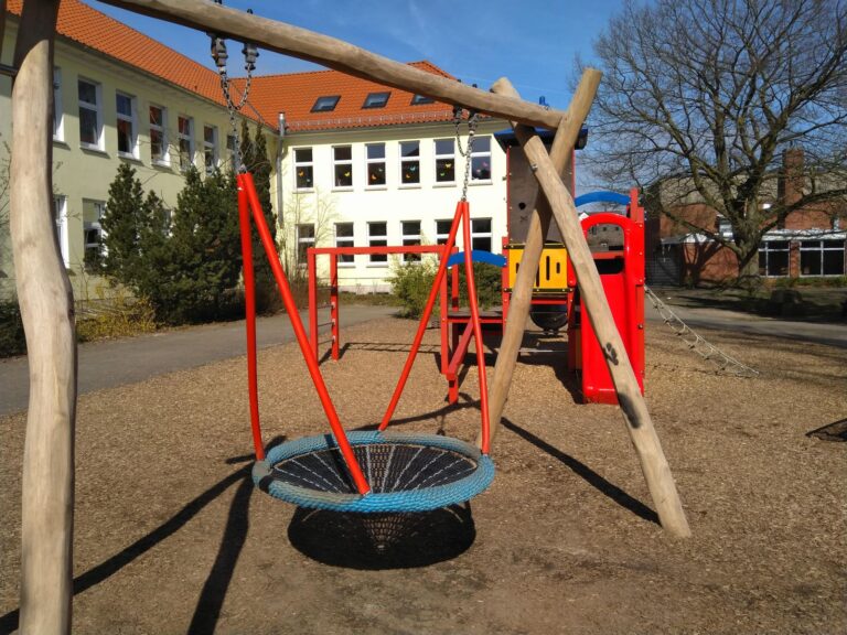 Neue Nestschaukel auf dem Schulhof