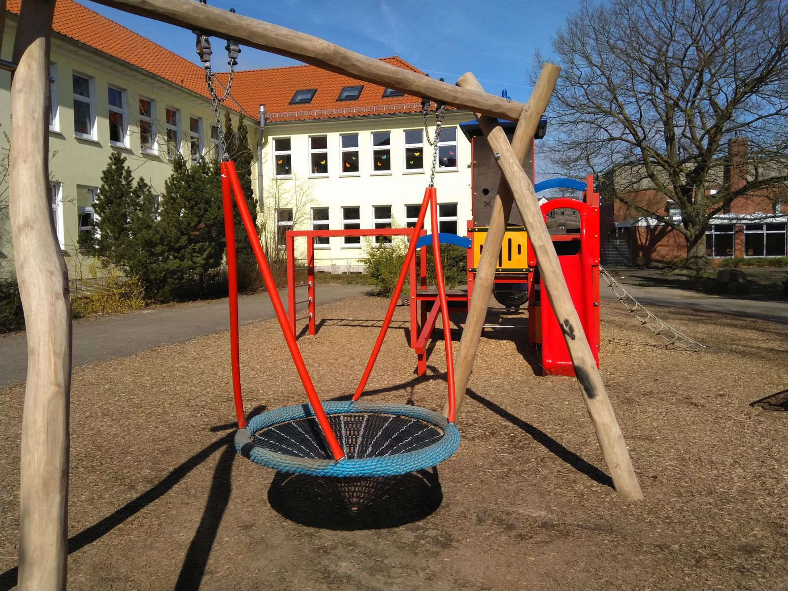 Neue Nestschaukel auf dem Schulhof